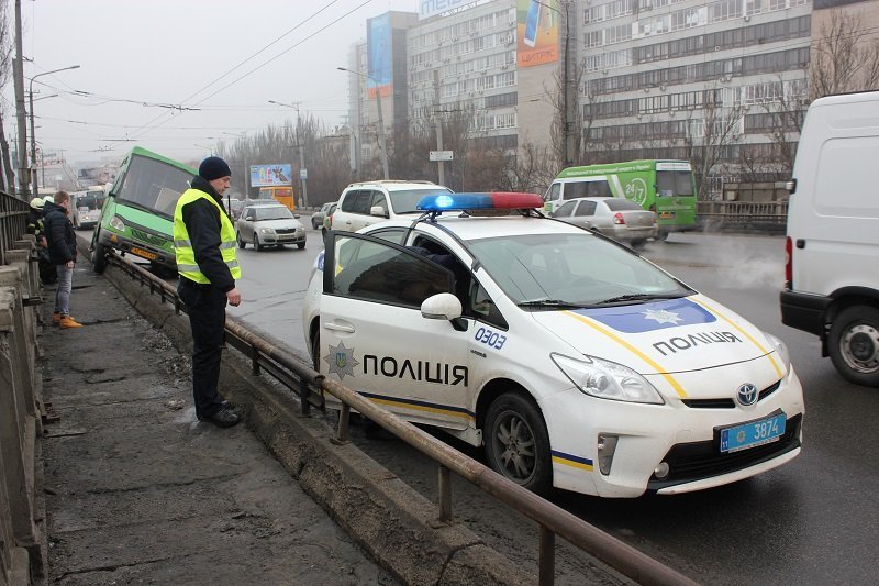 С Нового моста чуть не вылетела маршрутка (ФОТО) 10