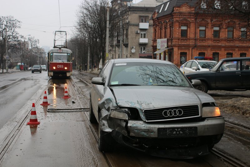 На Грушевского столкнулись Audi и ВАЗ: есть пострадавший (ФОТО) 1