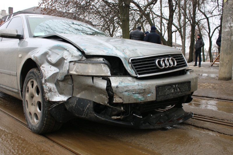 На Грушевского столкнулись Audi и ВАЗ: есть пострадавший (ФОТО) 2