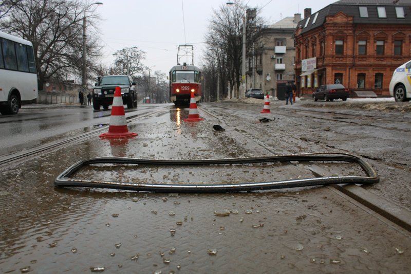 На Грушевского столкнулись Audi и ВАЗ: есть пострадавший (ФОТО) 3