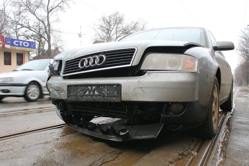 На Грушевского столкнулись Audi и ВАЗ: есть пострадавший (ФОТО) 4