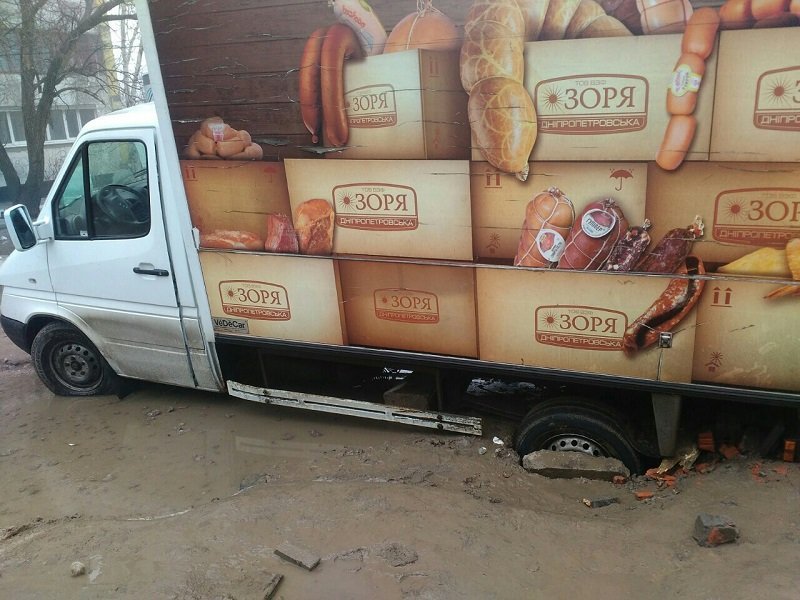 В Днепре спасатели вытащили микроавтобус из ямы (ФОТО) 1