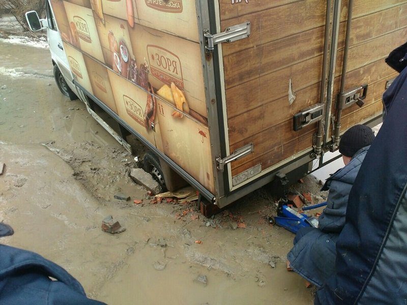 В Днепре спасатели вытащили микроавтобус из ямы (ФОТО) 2