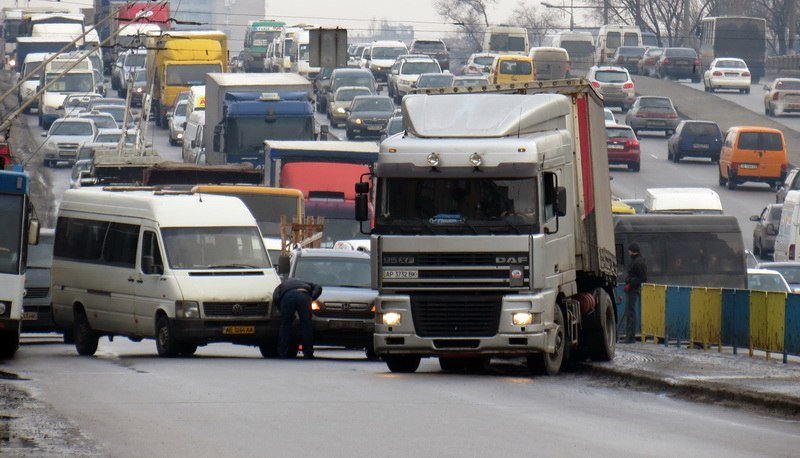 Огромная пробка на Слобожанском: столкнулись маршрутка и Honda (ФОТО) 10