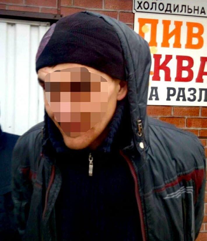 Опасность миновала: полиция задержала мужчину, угрожавшего прохожим пистолетом (ФОТО) 1