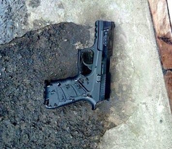 Опасность миновала: полиция задержала мужчину, угрожавшего прохожим пистолетом (ФОТО) 2