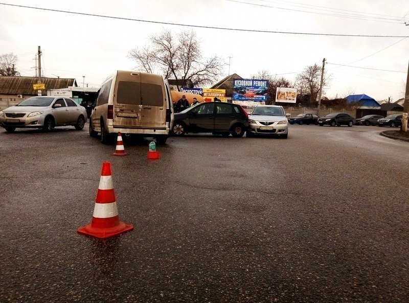 ДТП и большая пробка на Янтарной: столкнулись три автомобиля (ФОТО) 5