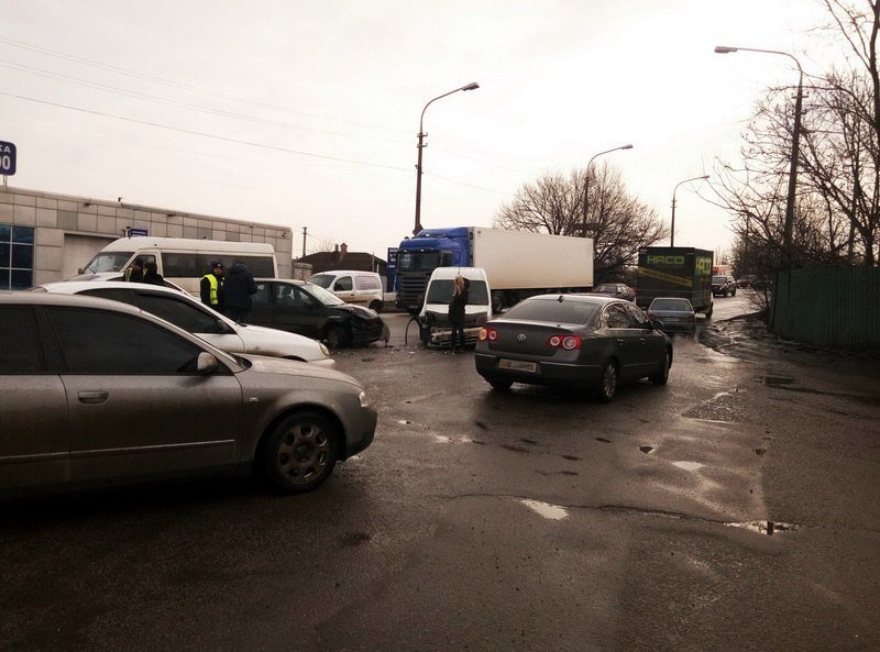 ДТП и большая пробка на Янтарной: столкнулись три автомобиля (ФОТО) 6