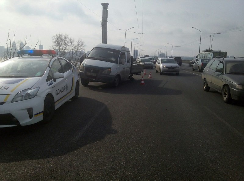 На Новом мосту у Газели отвалились колеса: образовалась огромная пробка (ФОТО) 1