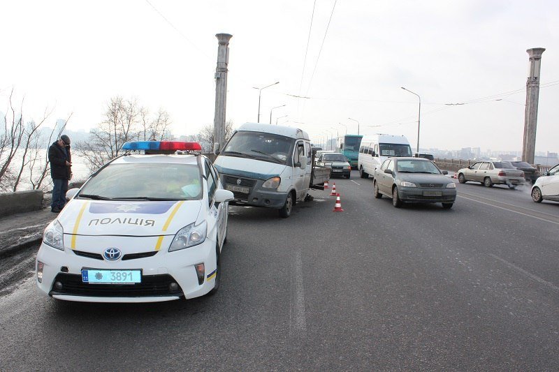 На Новом мосту у Газели отвалились колеса: образовалась огромная пробка (ФОТО) 2