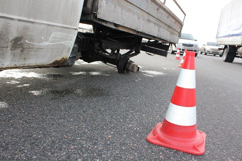 На Новом мосту у Газели отвалились колеса: образовалась огромная пробка (ФОТО) 3