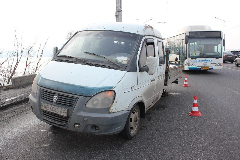 На Новом мосту у Газели отвалились колеса: образовалась огромная пробка (ФОТО) 9