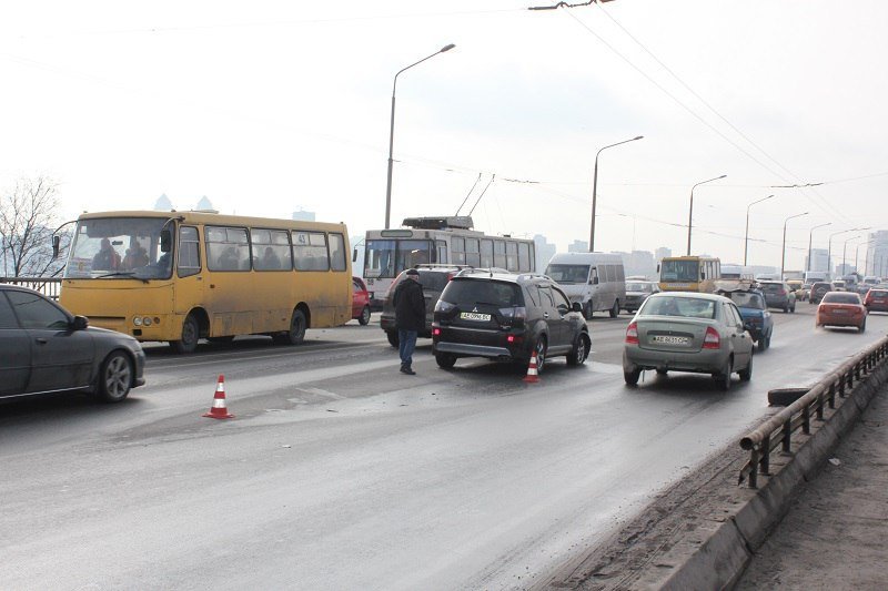 На Новом мосту у Газели отвалились колеса: образовалась огромная пробка (ФОТО) 11