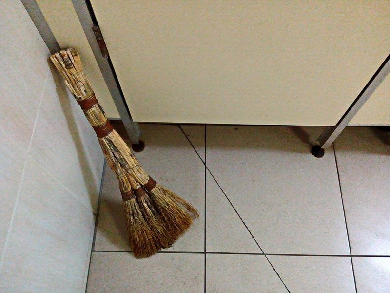 Ревизия «по-большому» и «по-маленькому»: ужасная грязь и едкий запах в сортире днепровского вокзала (ФОТО) 5