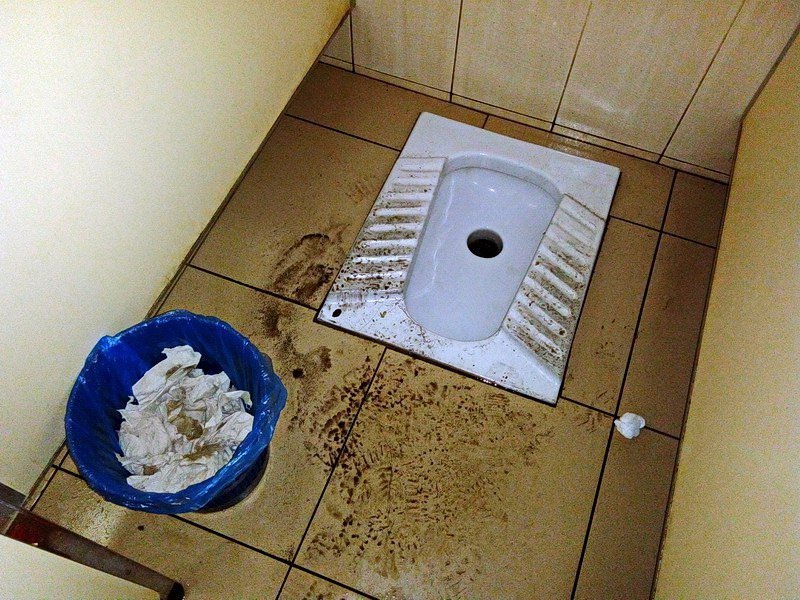 Ревизия «по-большому» и «по-маленькому»: ужасная грязь и едкий запах в сортире днепровского вокзала (ФОТО) 7