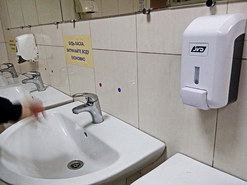 Ревизия «по-большому» и «по-маленькому»: ужасная грязь и едкий запах в сортире днепровского вокзала (ФОТО) 15