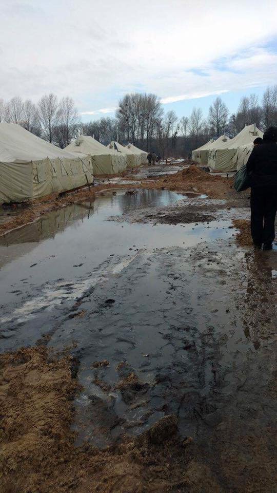 Сырость, грязь и полные палатки воды: под Днепром бойцы АТО живут в кошмарных условиях (ФОТО) 1