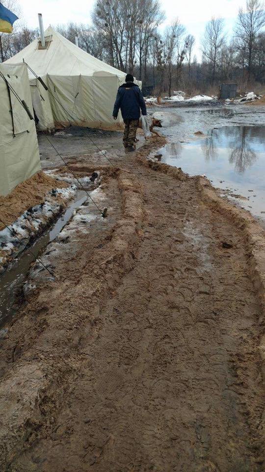 Сырость, грязь и полные палатки воды: под Днепром бойцы АТО живут в кошмарных условиях (ФОТО) 2