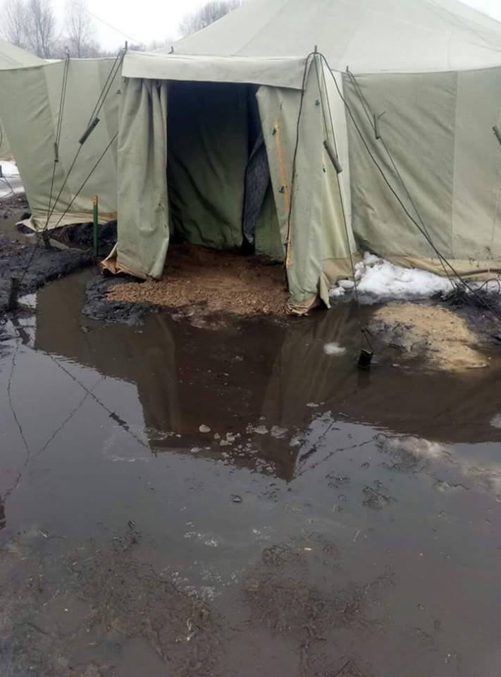 Сырость, грязь и полные палатки воды: под Днепром бойцы АТО живут в кошмарных условиях (ФОТО) 3