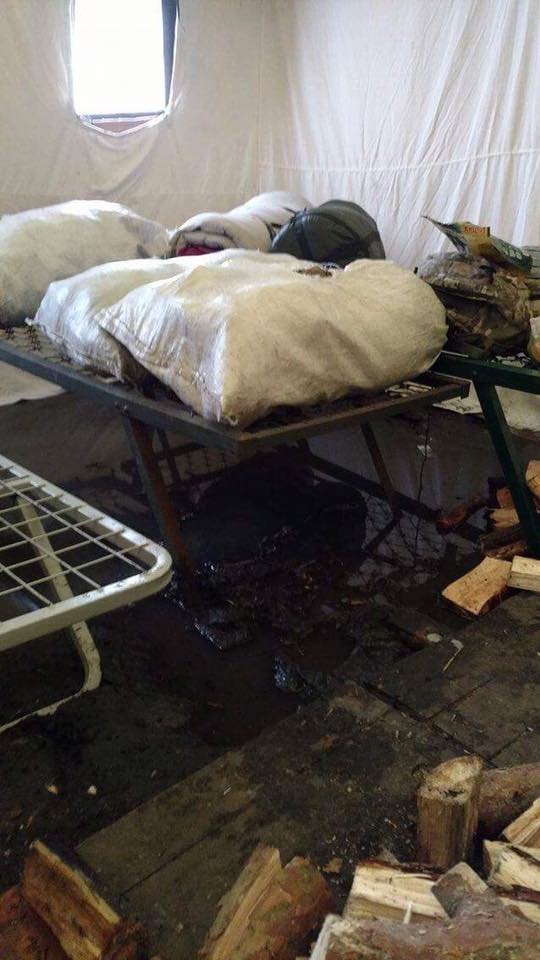 Сырость, грязь и полные палатки воды: под Днепром бойцы АТО живут в кошмарных условиях (ФОТО) 4
