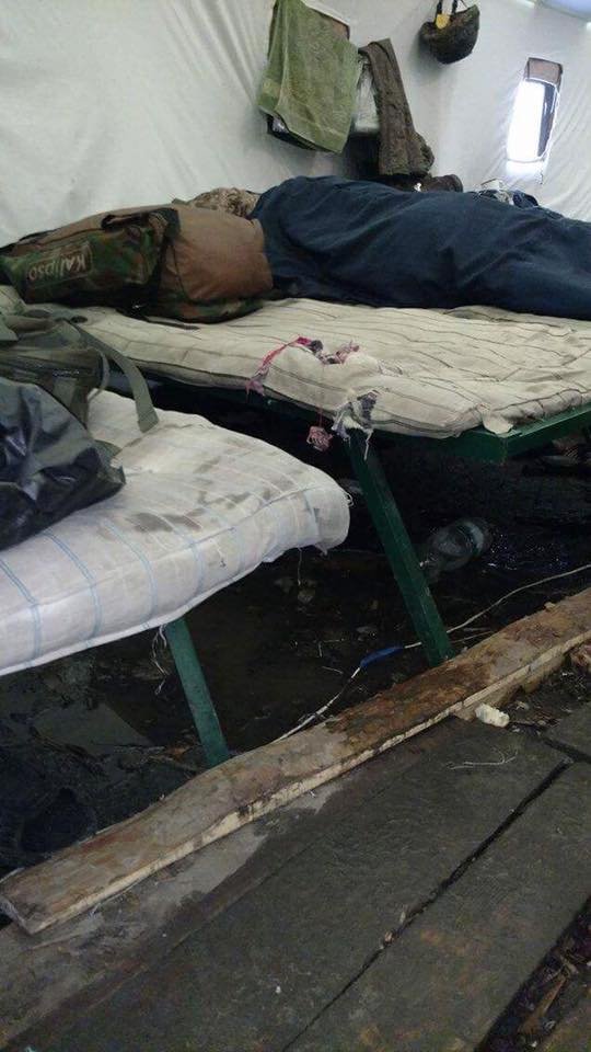 Сырость, грязь и полные палатки воды: под Днепром бойцы АТО живут в кошмарных условиях (ФОТО) 5