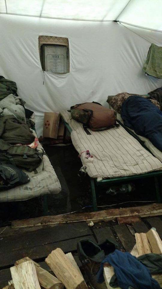 Сырость, грязь и полные палатки воды: под Днепром бойцы АТО живут в кошмарных условиях (ФОТО) 6