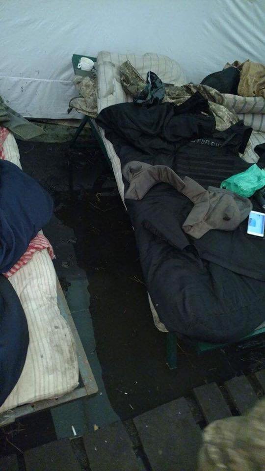 Сырость, грязь и полные палатки воды: под Днепром бойцы АТО живут в кошмарных условиях (ФОТО) 7