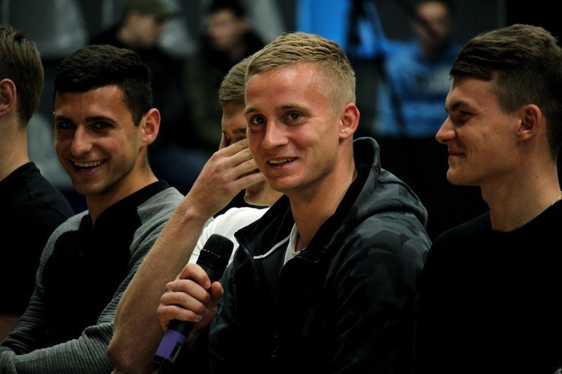 Ближе к трибунам: футболисты Днепра встретились с болельщиками (ФОТО) 3