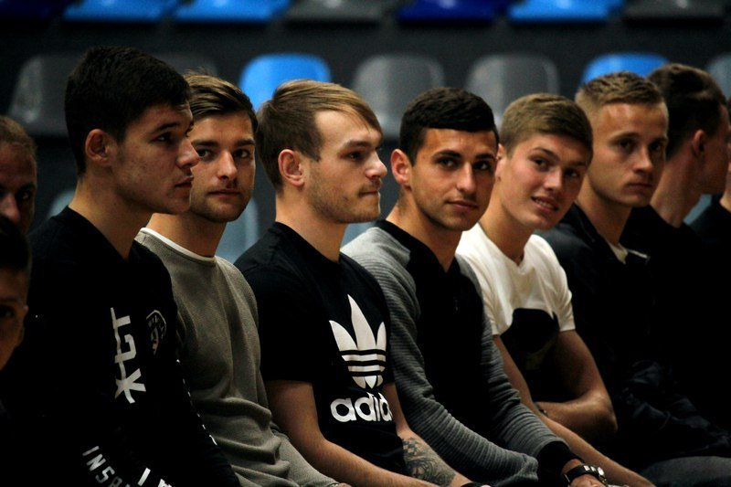 Ближе к трибунам: футболисты Днепра встретились с болельщиками (ФОТО) 5