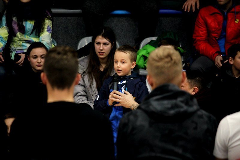 Ближе к трибунам: футболисты Днепра встретились с болельщиками (ФОТО) 11