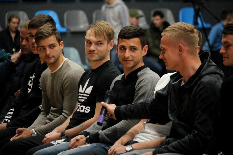 Ближе к трибунам: футболисты Днепра встретились с болельщиками (ФОТО) 14