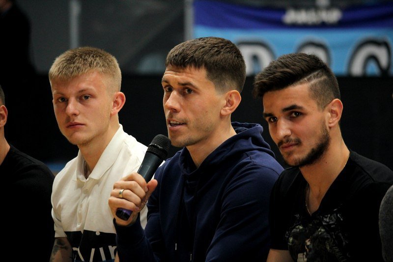 Ближе к трибунам: футболисты Днепра встретились с болельщиками (ФОТО) 16