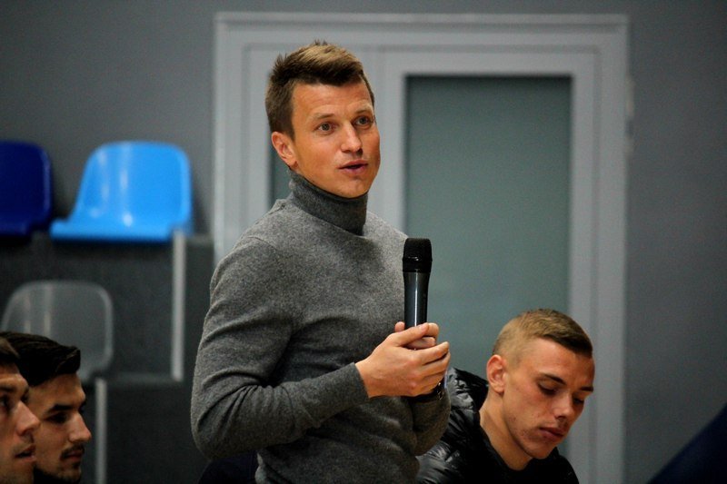 Ближе к трибунам: футболисты Днепра встретились с болельщиками (ФОТО) 22