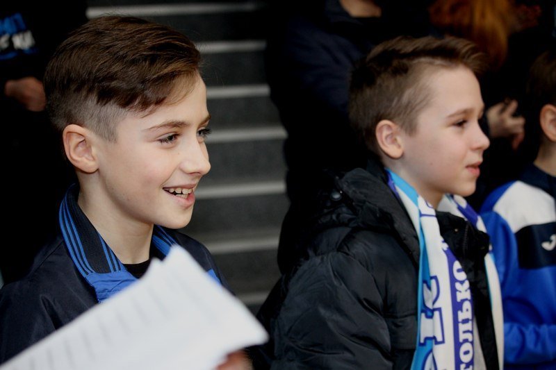 Ближе к трибунам: футболисты Днепра встретились с болельщиками (ФОТО) 23