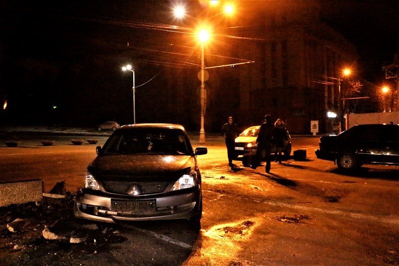 В центре Днепра Mitsubishi уничтожил клумбу (ФОТО) 2