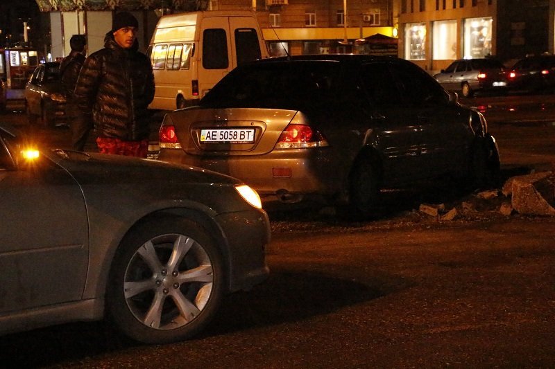 В центре Днепра Mitsubishi уничтожил клумбу (ФОТО) 3