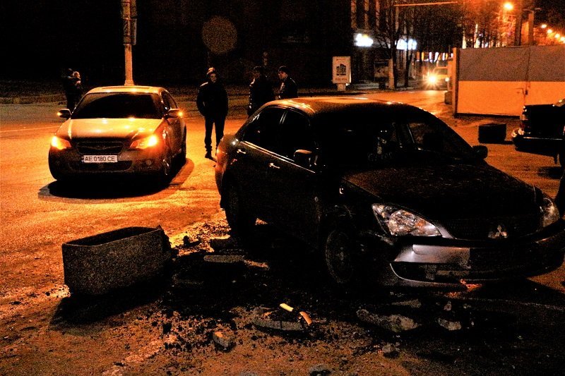 В центре Днепра Mitsubishi уничтожил клумбу (ФОТО) 5