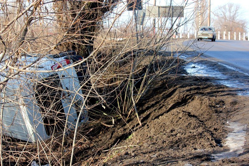 Неудачное утро: на Игрени микроавтобус слетел в кювет и перевернулся (ФОТО) 1