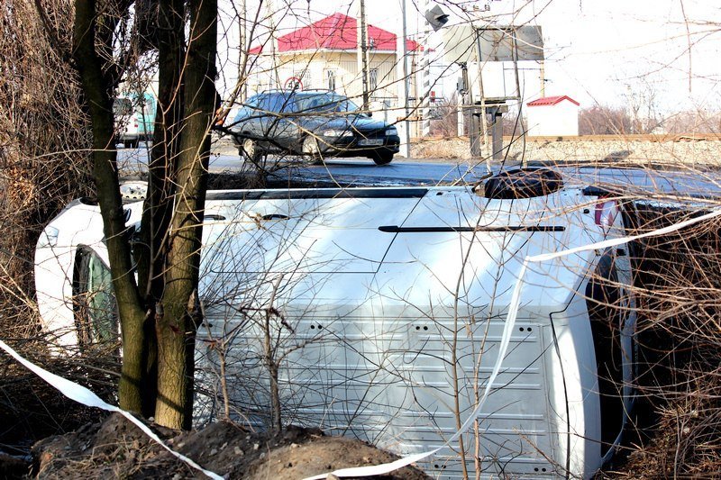 Неудачное утро: на Игрени микроавтобус слетел в кювет и перевернулся (ФОТО) 2