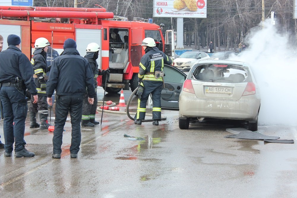 На Запорожском шоссе загорелся автомобиль: подробности (ФОТО, ВИДЕО) 1