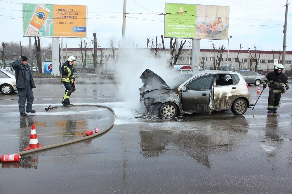 На Запорожском шоссе загорелся автомобиль: подробности (ФОТО, ВИДЕО) 3