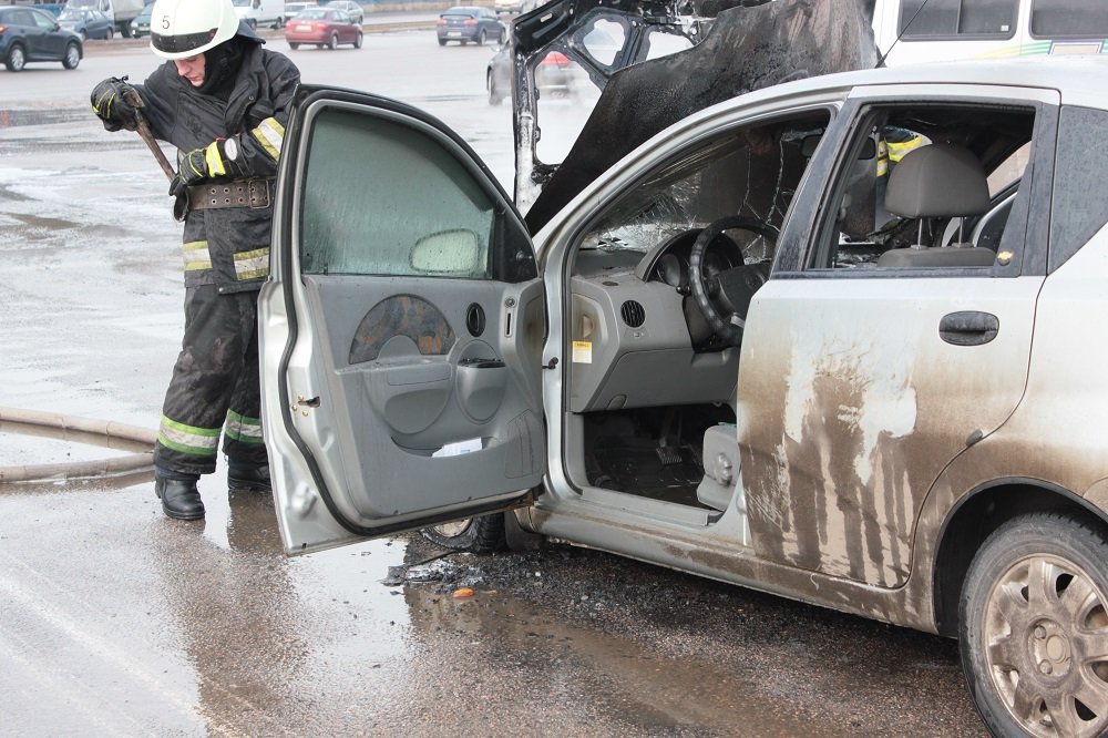 На Запорожском шоссе загорелся автомобиль: подробности (ФОТО, ВИДЕО) 5