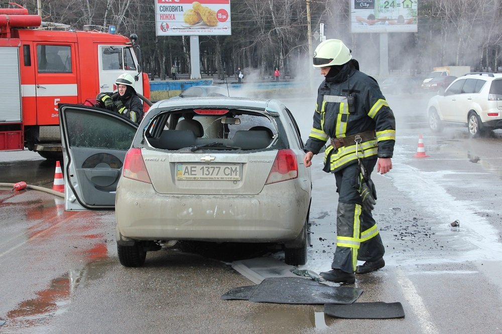 На Запорожском шоссе загорелся автомобиль: подробности (ФОТО, ВИДЕО) 6