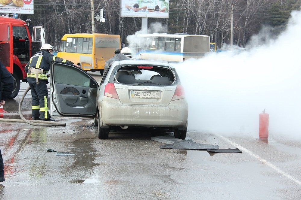 На Запорожском шоссе загорелся автомобиль: подробности (ФОТО, ВИДЕО) 7