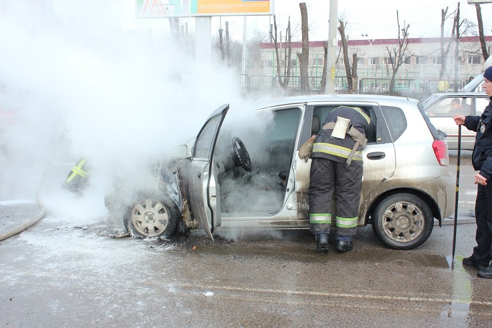 На Запорожском шоссе загорелся автомобиль: подробности (ФОТО, ВИДЕО) 8