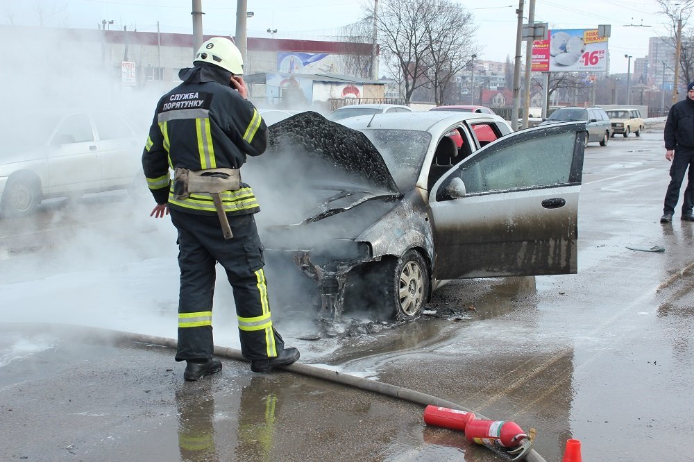 На Запорожском шоссе загорелся автомобиль: подробности (ФОТО, ВИДЕО) 9