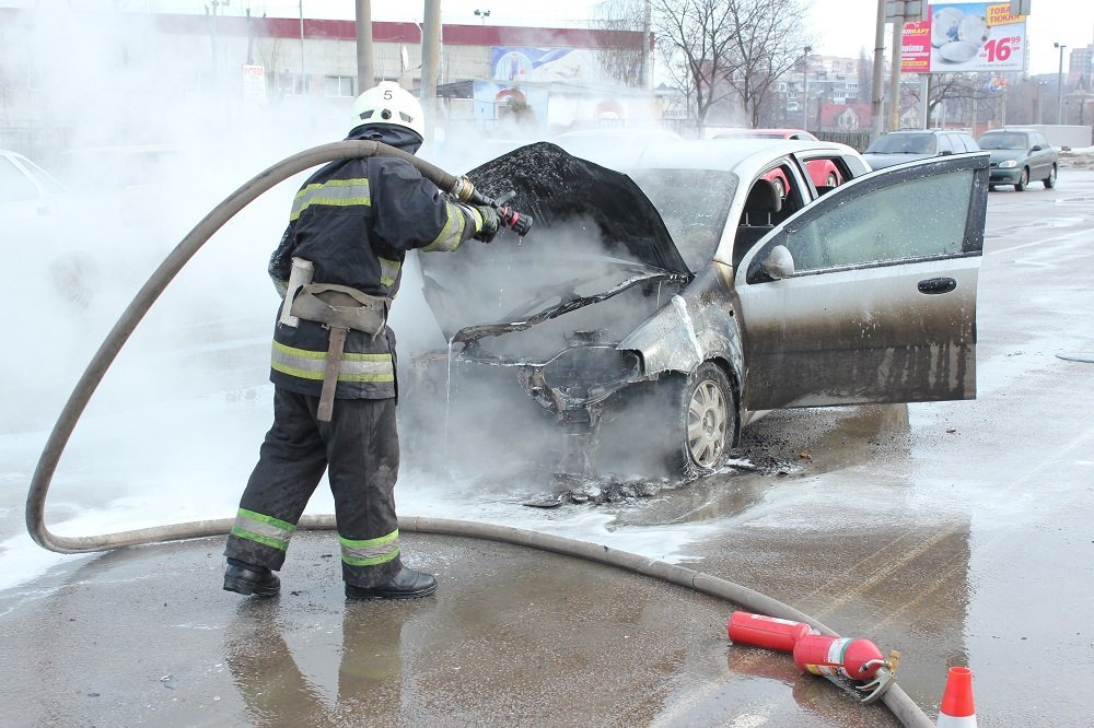На Запорожском шоссе загорелся автомобиль: подробности (ФОТО, ВИДЕО) 11