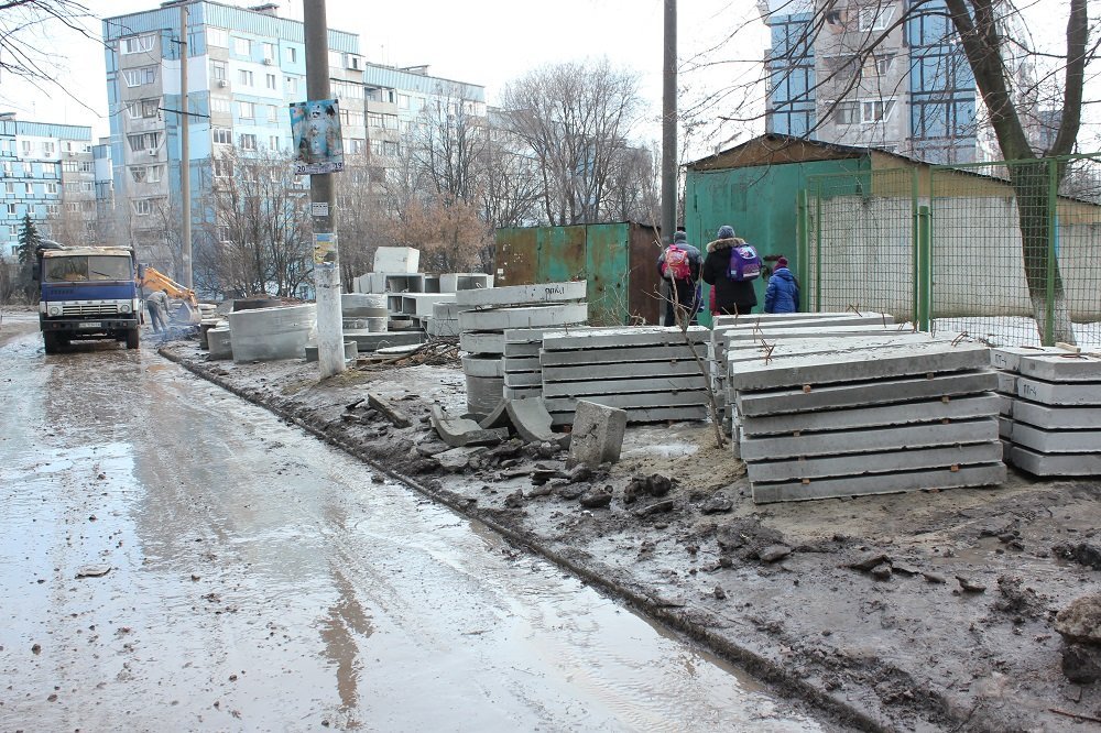 Дело "труба": как на Тополе люди утопают в грязи (ФОТО) 13