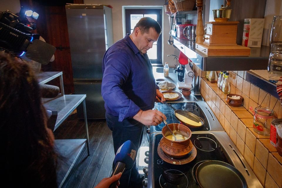 Блины от мэра: Филатов поделился рецептом традицонного блюда на Масленицу (ФОТО) 4