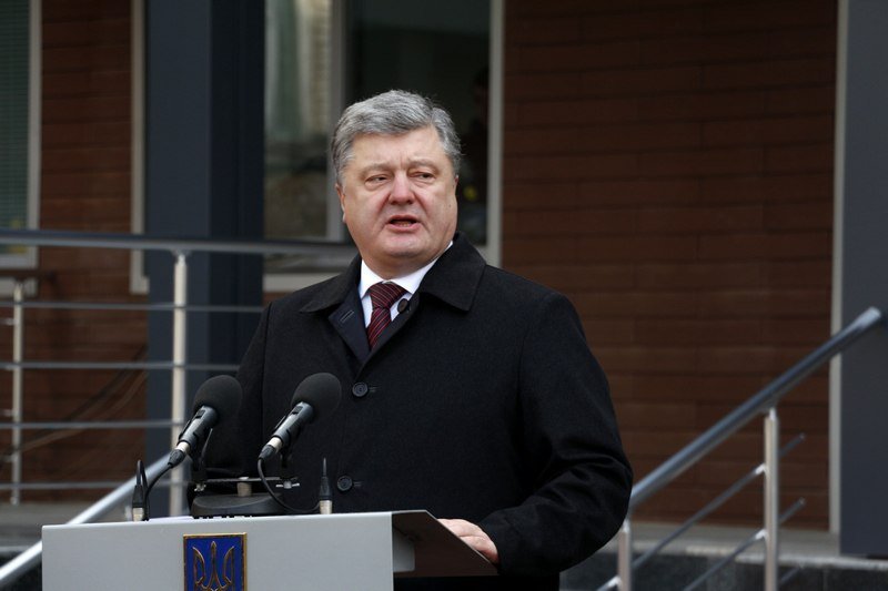 Больницы и строительство метрополитена: что делал Петр Порошенко в Днепре 8